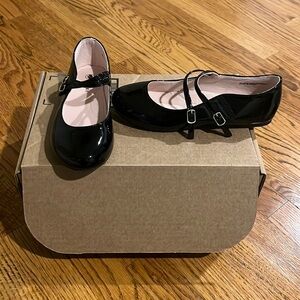 NWT Girl’s Black Flats Size US 5